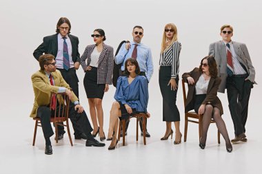 Genç profesyonellerden oluşan bir grup güvenli bir şekilde ilerler, iş şıklığıyla güçlü enerjiyi harmanlayarak, yönetim kurulu odasını fethetmeye hazırdırlar. Şirket kültürü, iş ve tarz kavramı, liderlik. Ad