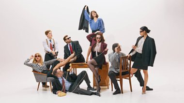 Tuhaf ofis sahneleri sekiz çalışan gibi gözler önüne seriliyor, takım elbise giyiyorlar, masa etrafında gelişigüzel etkileşime giriyorlar, tipik şirket kurallarını çiğniyorlar. Kültür, iş ve tarz kavramı, liderlik. Ad