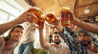 Zafer kadehleri kaldırmak için herkes kadehini kaldırırken, kutlama en üst seviyeye ulaştı. Masa abur cubur ve içeceklerle dolu. Eğlencenin kanıtı. Futbol fanatikleri, spor çiftleri, video oyunları, siber spor kavramı