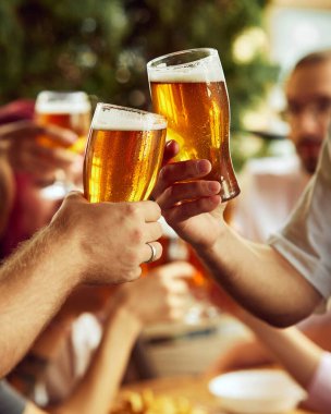 Spor fanatikleri zaferi soğuk bir içecekle kutlarken, paylaşılan anların sevinci coşkuyu yansıtıyor. Ekim festivali, bira fabrikası, tatil, cuma havası..