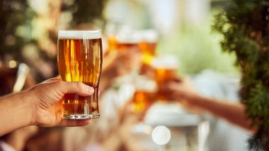 İçkiler coşkuyla akıyor. Saf neşe anı ve spor hayranları zaferin tadını çıkarıyorlar. Seçici odaklanma. Ekim festivali, bira fabrikası, tatil, cuma havası..