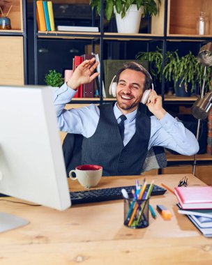 İş günü ortasında, neşeli bir an başlıyor, iş adamı video görüşmeleri sırasında gülüyor, günlük eziyete rağmen neşe buluyor. İş kavramı, insanlar ve günlük iş sorunları. Ad.