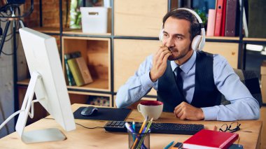 Tırnaklarını gergin bir şekilde yiyen bu iş adamı, önemli bir kararı ya da zor bir iş sorununu nasıl çözeceğini düşünüyor gibi görünüyor. İş kavramı, insanlar ve günlük iş sorunları. Ad.