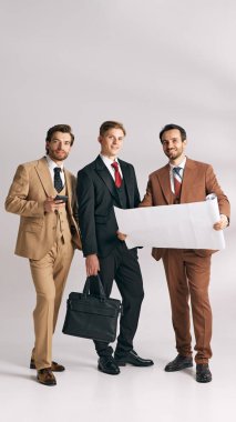 Beyaz stüdyo geçmişine karşı net bir yön ve amaç doğrultusunda iş yapmaya hazır yöneticilerden oluşan kendinden emin bir ekip. İş anlayışı, erkek modası, tarz, güzellik, estetik. Ad