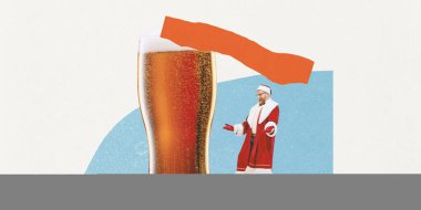 Çağdaş sanat kolajı. Noel Baba kostümlü adam büyük bir bira bardağının yanında duruyor. Noel Baba 'nın, hediyeleri şenlikli bir içecekle teslim ettikten sonra dinlenme zamanı. Kutlama, festival, kış tatili kavramı.