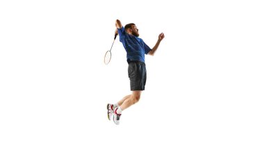 Badminton oyuncusu güçlü bir saldırıya hazırlanarak havada sıçrıyor. Formunda atletizm, odaklanma ve güçlü bir kararlılık duygusu var. Profesyonel spor ve hobi kavramı, eylem. Ad