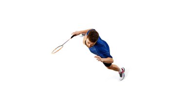 Odaklanmış badminton oyuncusu öne doğru uzanıyor, beyaz arka plana mükemmel bir vuruş yapmak için ustalıkla sallanarak hareketi vurguluyor. Konsept pf profesyonel spor, oyun, maç, rekabet. ad