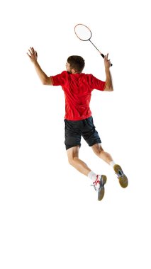 Badminton oyuncusunun arkadan görünüşü, beyaz stüdyo arka planına karşı güçlü vuruşlar yapmaya hazır. Hareket kavramı, profesyonel spor, hareket, hobi. Ad