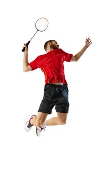 Badminton 'lu sporcu, topu tam genişletmeye çalışıyor ve maçı devam ettirmek için son saniyelerini harcıyor. Hareket kavramı, profesyonel spor, hareket, hobi. Ad