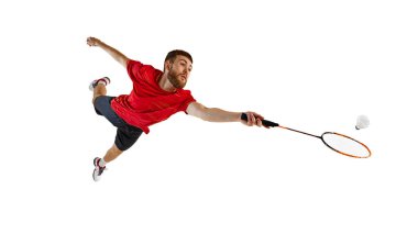 Badminton oyuncusu tam uçuşta, yüksek raketle yükseğe zıplıyor. Kazanmak için zarif bir hareket. Spor maçı sırasında azim ve odaklanma kavramı, yarışma. Ad