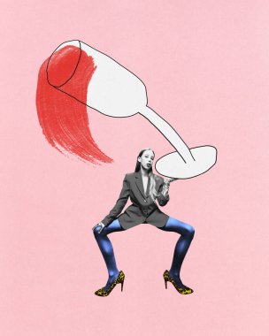 Poster. Çağdaş sanat kolajı. Büyük boy kırmızı şarap kadehinin altında cesur poz veren bir kadın. Pembe arka planda soyut görsellerle harmanlanmış moda. Moda anlayışı, parti, cuma havası. Ad