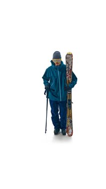 Beyaz stüdyo arka planında, miğfer ve gözlük takan genç bir adamın uzun bir portresi. Macera dağda bekliyor. Aşırı kış sporları, eğlence anlayışı. Ad