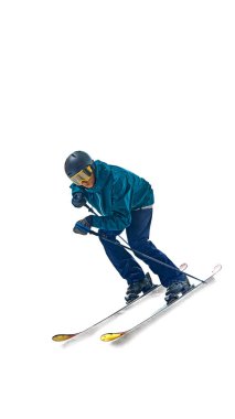 Kayakçı orta sahada, kararlı bakışlarla eyleme yöneliyor, beyaz stüdyo arka planına karşı spor için gerekli olan heyecan ve teknik beceriyi sergiliyor. Ekstrem kış sporları, tatil, eğlence kavramı