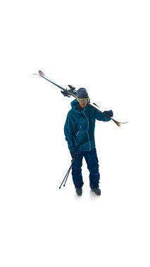 Uzun boylu, genç atlet, kayakçı kayakları omuzlarında dengeliyor, beyaz stüdyo geçmişine karşı özgüven ve hazırlık yayıyor. Aşırı kış sporları, tatiller, hız, eğlence anlayışı. Ad