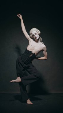 Elleri zarifçe uzatılmış ve vücudu kemerli olan ortaçağ adamı klasik zarafeti avangard kıvrımlı, dengeli hareketlerle birleştiriyor. Sanat, müzik ve parti kavramı, bale. Ad