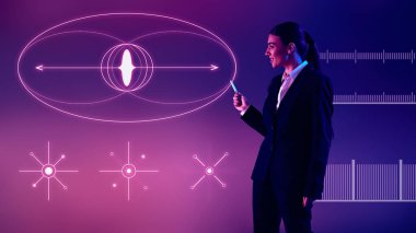 Renkli veri grafiğinin önünde karmaşık kavramları açıklayan profesyonel konuşmacı. Sunum, eğitim, toplantı, liderlik, analiz kavramı. İlan için alanı kopyala.