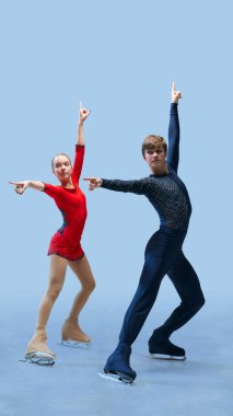 Artistik patinaj çifti, soğuk mavi arkaplana karşı duruş ve zarafetle senkronize pozlar sergiliyor, özveri ve takım çalışmasını temsil ediyor. Kış sporu konsepti, zarafet ve zarafet, şampiyonluk.