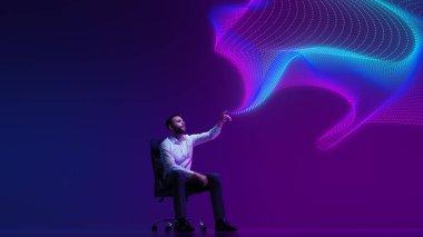 İşadamı, dijital neon ışığındaki dinamik veri dalgalarını gradyan canlı arkaplana karşı canlı veri bulutu girdabına karşı inceliyor. Bilgi kavramı, ağ, iş dünyası, modern teknoloji. ad