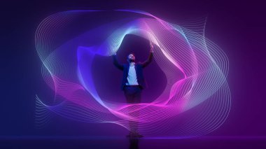 Genç adam, lider, rengarenk arka plana karşı renkli dijital veri akışına dalmış duruyor. Gelişmiş analitik bilgi kavramı, bağlantı, ağ, iş dünyası, modern teknoloji