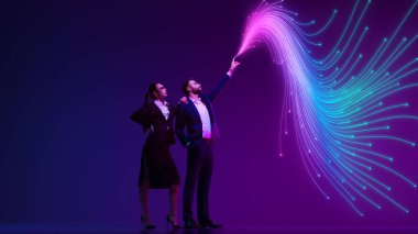 İş kadını ve erkek, değişken arkaplan karşısında dalgalı dijital veri dalgalarını gözlemliyor. Dijital akış. Bilgi kavramı, bağlantı, ağ, iş, modern teknoloji. ad