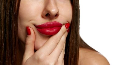 Hafif bir gülümseme. Dolgun, nemlendirilmiş, beyaz arka planda kırmızı ruj izi olan kadın dudakları. Makyaj. Güzellik, sağlık, tazelik, sağlık, güven kavramı. Ad