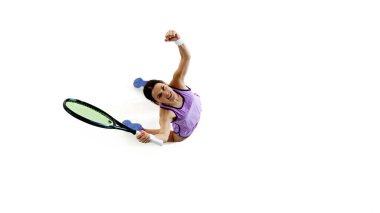 Tenis oyuncusu raketini muzaffer bir şekilde kaldırıyor, yüzünde neşeli bir gülümseme, zaferin ve atletik başarının heyecanını simgeliyor. Hava görüntüsü. Spor, şampiyonluk, turnuva konsepti.