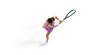 Odaklanmış, tepeden tırnağa bayan tenis oyuncusu, gözleri beyaz stüdyo arka planında topa sabitlenmiş. Profesyonel spor konsepti, şampiyonluk, aktif yaşam tarzı, turnuva. Ad