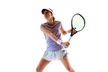 Maç tenisçisinin portresi, topla tanışmaya hazırlanıyor, vücudu beyaz stüdyo arka planına karşı hedefiyle aynı hizada. Profesyonel spor konsepti, şampiyonluk, aktif yaşam tarzı, turnuva.