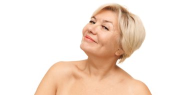 Neşeli, neşeli bir gülüşü ve beyaz stüdyo geçmişine karşı özgüvene zarif bir yaklaşımı temsil eden açık tenli olgun bir kadın. Doğal güzellik kavramı, spa tedavisi, kozmetoloji.