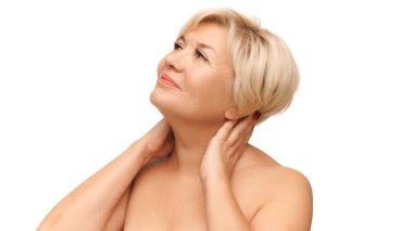 Beyaz stüdyo geçmişine karşı özgüvene zarif bir yaklaşımı temsil eden neşeli, açık tenli, son sınıf öğrencisi bir kadın. Doğal güzellik kavramı, spa tedavisi, kozmetoloji.