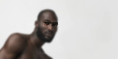 Çağdaş sanat kolajı. Güçlü erkek gözü, sabit ve yansıtıcı. Mavi efekt, doğal ışıklandırma ile minimalist tarzda keskin detaylar vurgulanıyor. Duygular, psikoloji, insan hakları kavramı