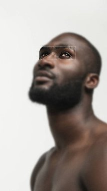 Temiz ve doğal tonlarla çerçevelenmiş, sessiz kararlılıkla erkek gözü. Minimalist tasarım, ezici detaylar olmadan ham dokuları vurgular. Duygular, psikoloji, insan hakları kavramı. Ad