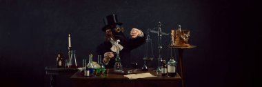 Pankart. Dostum, veba doktoru deneyler yapıyor ve esrarengiz geçmişine karşı antika laboratuvarda zamanın nasıl geçtiğini takip ediyor. Dönem, tıp, bilim ve ilaç karşılaştırması kavramları. Ad