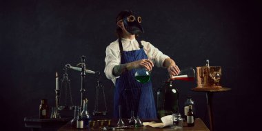 Canlı yeşil ve kırmızı sıvıları kavanoza karıştıran doktor, el yapımı içecekler ve antika ekipmanları alet olarak kullanıyor. Tıp, bilim, eczacılık kavramı. Ad