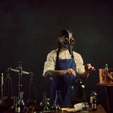 Doktor, şifalı bitkiyi büyük kavanoza dikkatlice ölçmek klasik laboratuvar aletleriyle çevrili tentür ya da infüzyon yaratıyor gibi görünüyor. Dönem, tıp, bilim ve ilaç karşılaştırmaları kavramı.