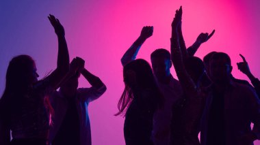 Şık kıyafetler ve ışıl ışıl gülümsemeler, müzik, içkiler ve sınırsız enerjiyle kutlanan neon ışıklı dans pistini ele geçiriyor. Parti anlayışı, gençlik, tasasız, kutlama. ad