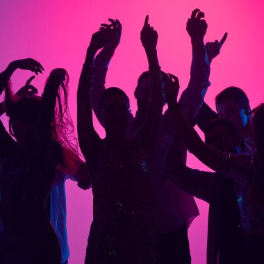 Eller uyum içinde sallanırken müzik titreşimleri, parlayan yüzler, kutlama ruhunu ve özgürlüğü yakalayan partinin heyecanını yansıtıyor. Parti anlayışı, gençlik, tasasız, kutlama. ad