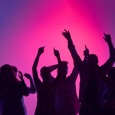 Dans pisti gençlik enerjisi, parlayan ışıklar ve kalabalığın müzik, kahkaha ve unutulmaz kadeh kaldırışlarıyla canlanır. Parti anlayışı, gençlik, tasasız, kutlama. ad