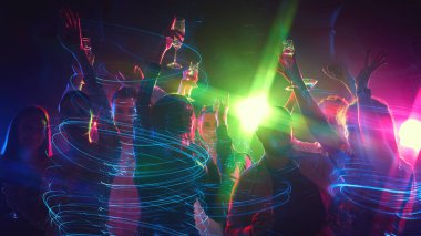 Bir grup arkadaş, hayat ve bağın kutlanması için ışık saçan ışıklar, kahkahalar ve müzik eşliğinde kadeh kaldırır ve dans ederler. Parti anlayışı, gençlik, tasasız, kutlama. ad