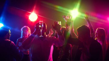 Canlı renkler, ritmik ritimler ve kaygısız kahkahalar genç, şık insanlar için parlak neon ışıkları altında saf bir kutlama ortamı yaratır. Parti anlayışı, gençlik, tasasız, kutlama. ad