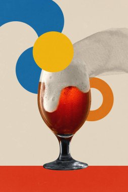Poster. Çağdaş sanat kolajı. Bir bardakta koyu kırmızı bira, anlamlı geometrik şekiller ve koyu renklerle eşleştirilmiş. Bauhaus sanat tarzı. Alkol kavramı, parti, Cuma havası, bira fabrikası..