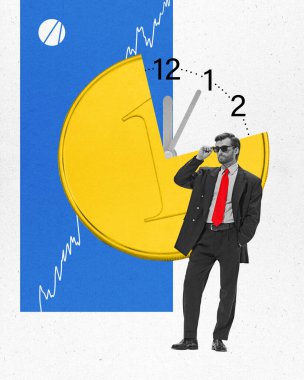 Çağdaş sanat kolajı. Kendine güvenen, başarılı bir iş adamı, artan geliri simgeleyen bir pasta grafiği olarak madeni paraya karşı duruyor. İş stratejisi, yatırım, kalkınma kavramı.