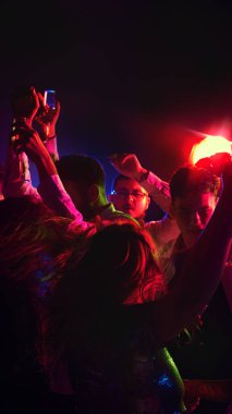 Doğum günün kutlu olsun. Şampanya bardakları parlayan ışıklar altında dans ederken parıldıyor. Gençlik dolu eğlence ve bağlılık dolu bir gece. Parti anlayışı, gençlik, tasasız, kutlama. ad