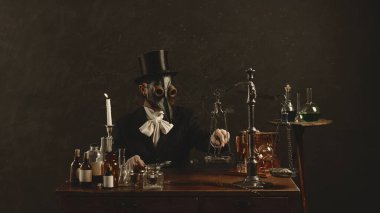 Resmi giyinmiş veba doktoru, klasik laboratuvarda simya ekipmanları arasında kesin ölçümler yapıyor. Dönem, tıp, bilim ve ilaç karşılaştırması kavramları. Ad