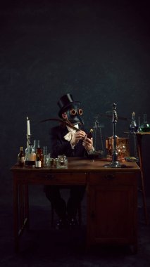 Veba doktoru, eski laboratuvarda tüy kalemi olan yeni bir ilacın adını karanlık geçmişle karşılaştırma, tedavi, ilaç kullanımı gibi kavramlara karşı verdi..