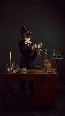 Eski bir laboratuarda mum ışığında çalışan veba doktoru. Esrarengiz geçmişine karşı antika tıbbi geçiş ücretleriyle çalışıyor. Dönem, tıp, bilim ve ilaç karşılaştırması kavramları. Ad