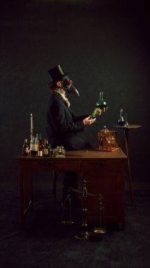 Veba doktoru elementlerini karıştırıyor, deneyler yapıyor ve esrarengiz geçmişine karşı klasik laboratuvarda araştırma yapıyor. Dönem, tıp, bilim ve ilaç karşılaştırması kavramları. Ad