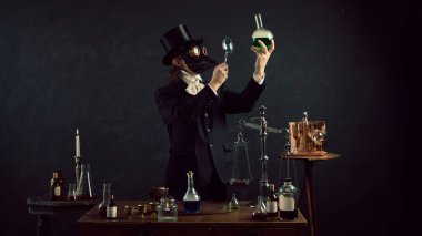 Veba doktoru sınavı yeşil sıvıyı matarada karıştırarak bilim kurguyla klasik laboratuardaki tarihi temaları karanlık gizem arka planına karşı harmanlıyor. Dönem, tıp ve ilaç karşılaştırmaları kavramı