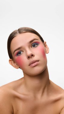 Yumuşak bakışlı, yaratıcı ve modern makyaj eğilimleri olan beyaz stüdyo arka planına karşı sanatsal tarzda bir kadın. Doğal güzellik kavramı, kişisel bakım, cilt bakımı. Ad