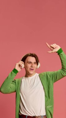 Kulaklıklı müzikten hoşlanan, el hareketleriyle şakalar yapan, yeşil hırka ve beyaz tişört giyen, yumuşak pembe stüdyo geçmişine sahip bir adam. İnsan duyguları kavramı, kendini ifade etme. Ad